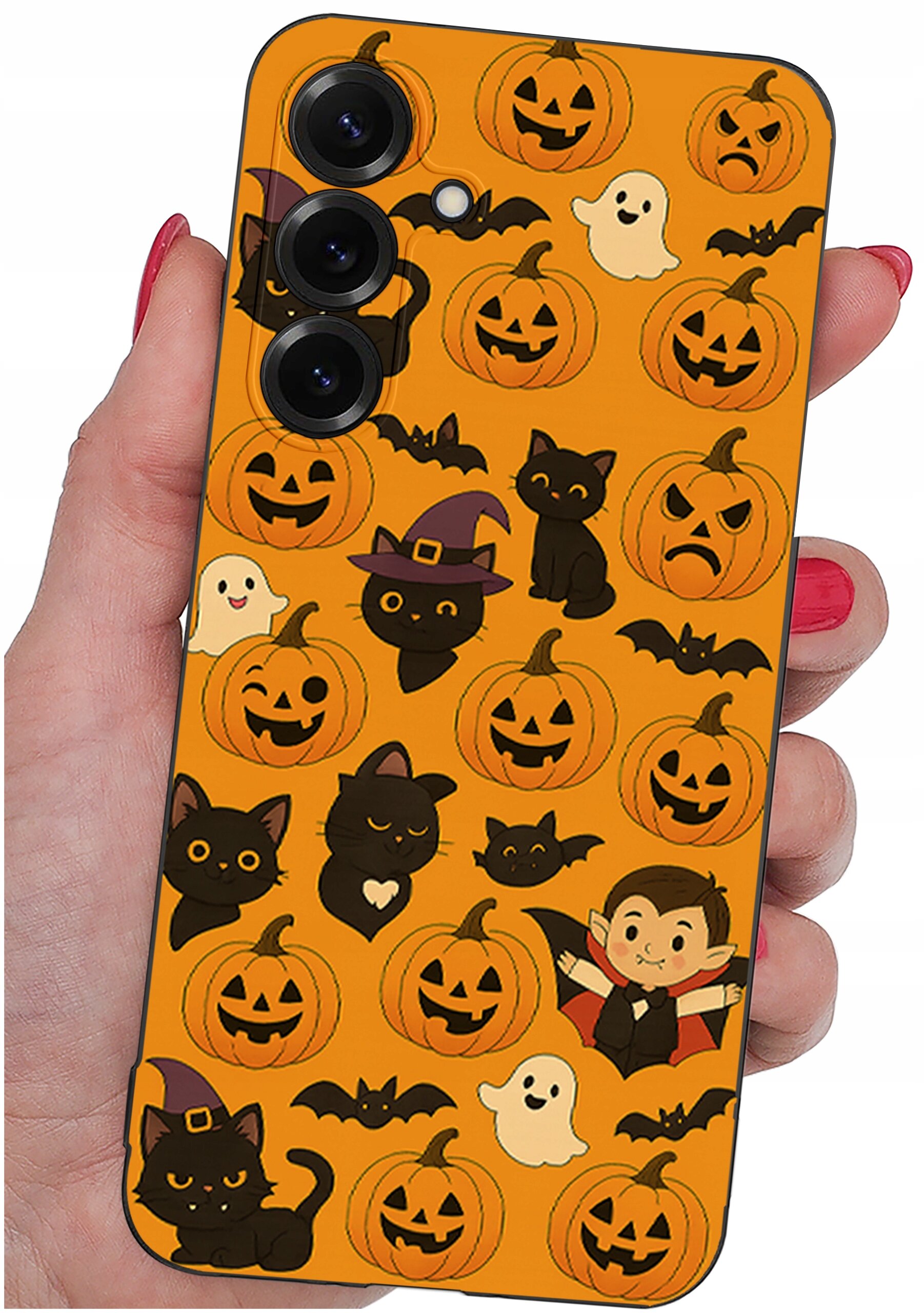 Etui na telefon z motywem Halloween, przedstawiające dynie, czarne koty, nietoperze, duchy i postać wampira na pomarańczowym tle. Etui trzymane jest w dłoni z pomalowanymi na czerwono paznokciami.