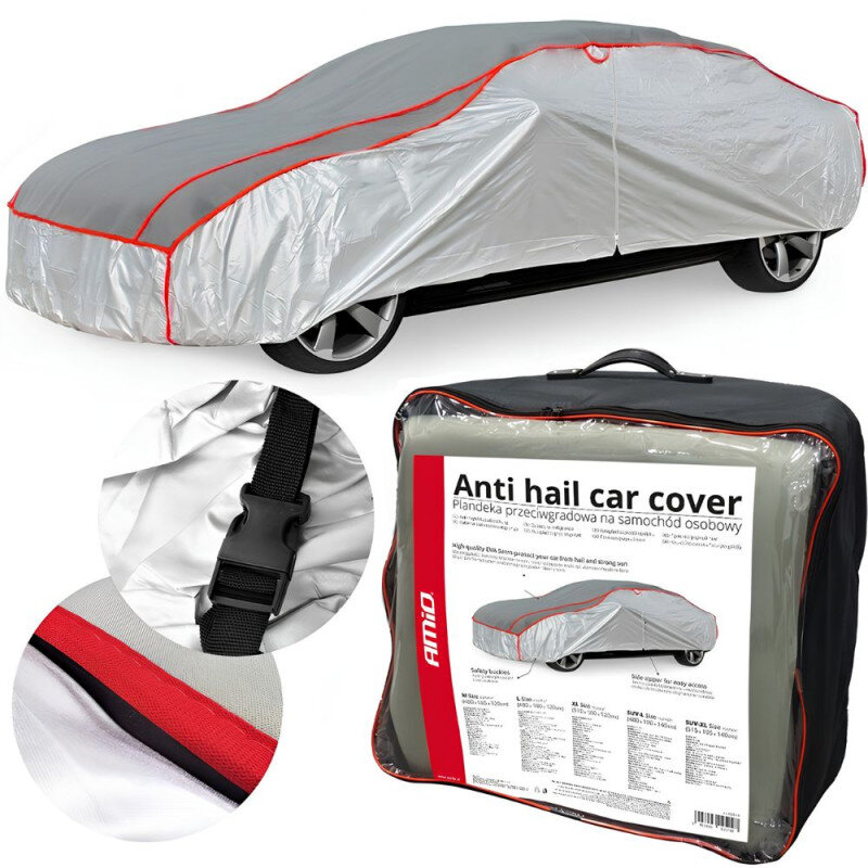 Na obrazie widoczny jest samochód pokryty srebrnym pokrowcem z czerwonymi akcentami oraz opakowanie z napisem \'Anti hail car cover Plandeka przeciwgradowa na samochód osobowy\'. Dodatkowo pokazane są zbliżenia na klamrę i szwy pokrowca.