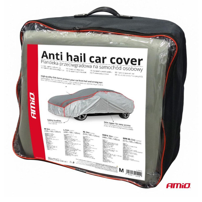 Na obrazie widoczny jest pokrowiec przeciwgradowy zapakowany w torbę z przezroczystym frontem, na którym znajduje się etykieta z napisem \'Anti hail car cover Plandeka przeciwgradowa na samochód osobowy\'. Logo \'AMiO\' jest umieszczone po lewej stronie etykiety.