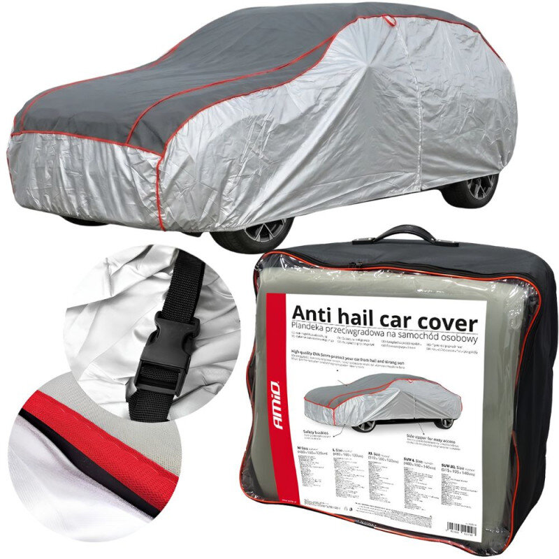 Na obrazie widoczny jest samochód pokryty srebrno-szarym pokrowcem przeciwgradowym z czerwonymi akcentami. Obok znajduje się opakowanie z etykietą \'Anti hail car cover Plandeka przeciwgradowa na samochód osobowy\' oraz logo \'AMiO\'.