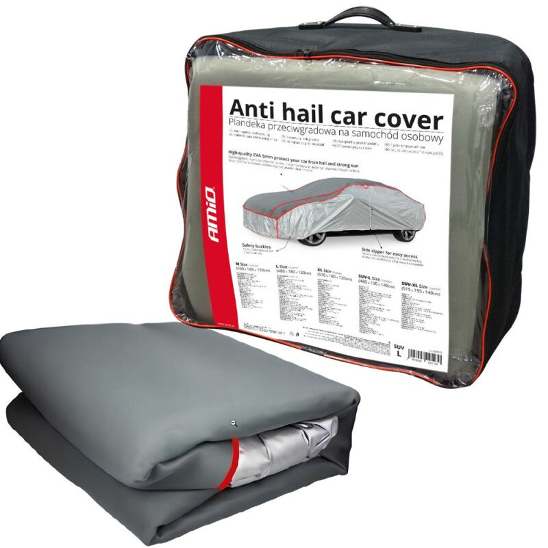 Na obrazie widoczny jest pokrowiec przeciwgradowy w szarej torbie z przezroczystym frontem, na którym znajduje się etykieta z napisem \'Anti hail car cover Plandeka przeciwgradowa na samochód osobowy\'. Obok torby leży złożony pokrowiec w kolorze szarym.