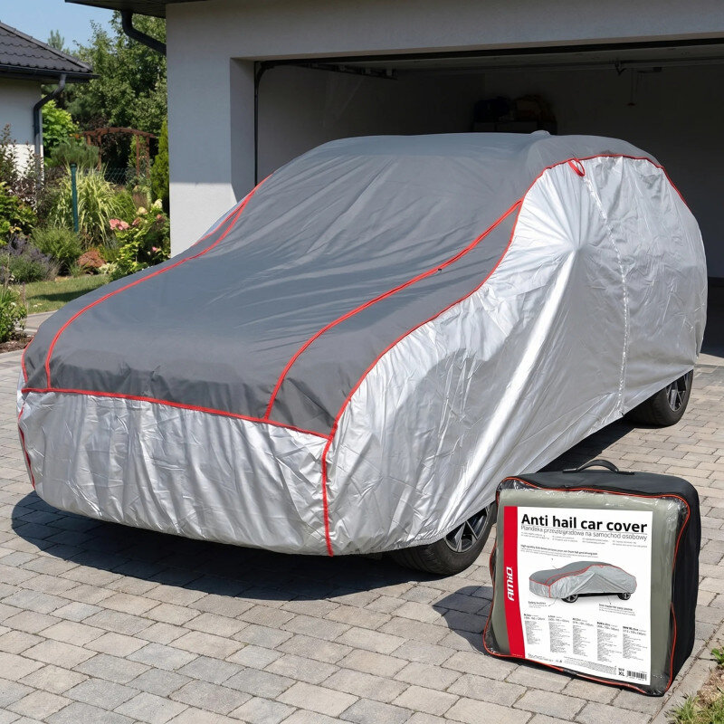 Samochód pokryty jest szaro-srebrnym pokrowcem z czerwonymi akcentami, a obok znajduje się opakowanie z napisem \'Anti hail car cover\'.