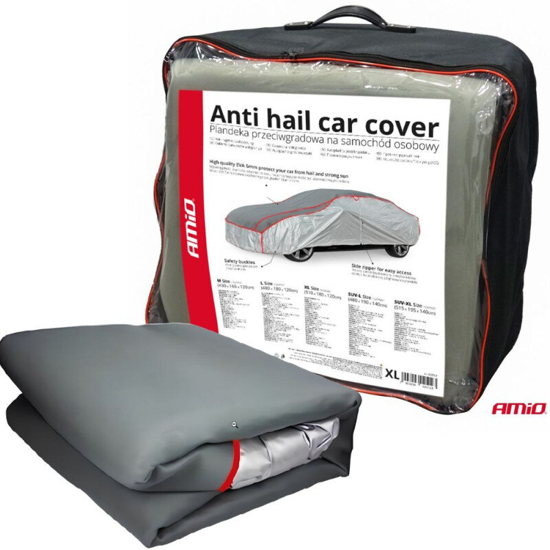 Na obrazie widoczny jest pokrowiec przeciwgradowy w szarym kolorze, zapakowany w torbę z przezroczystym panelem, na którym znajduje się etykieta z napisem \'Anti hail car cover Plandeka przeciwgradowa na samochód osobowy\'. Obok torby leży złożony pokrowiec, a na etykiecie widnieje logo \'AMiO\'.