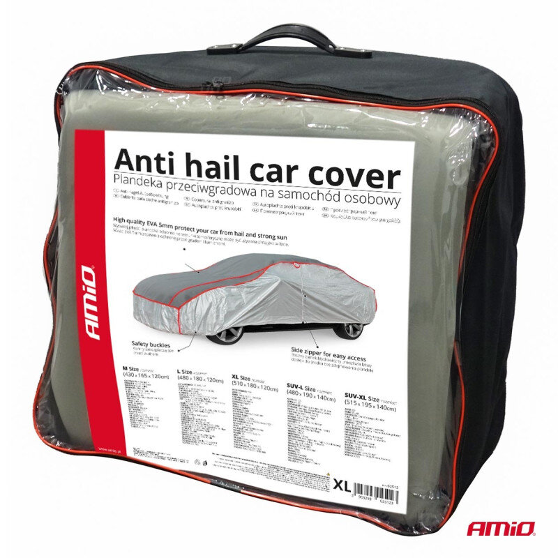 Na obrazie widoczny jest pokrowiec przeciwgradowy zapakowany w czarną torbę z przezroczystym frontem, na którym znajduje się etykieta z napisem \'Anti hail car cover Plandeka przeciwgradowa na samochód osobowy\'. Logo \'AMiO\' jest umieszczone w lewym dolnym rogu etykiety oraz na torbie.