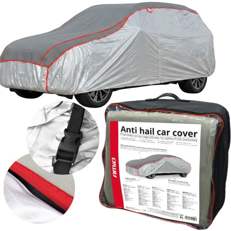 Na obrazie widoczny jest samochód pokryty srebrnym pokrowcem z czerwonymi akcentami oraz opakowanie z napisem \'Anti hail car cover Plandeka przeciwgradowa na samochód osobowy\'.