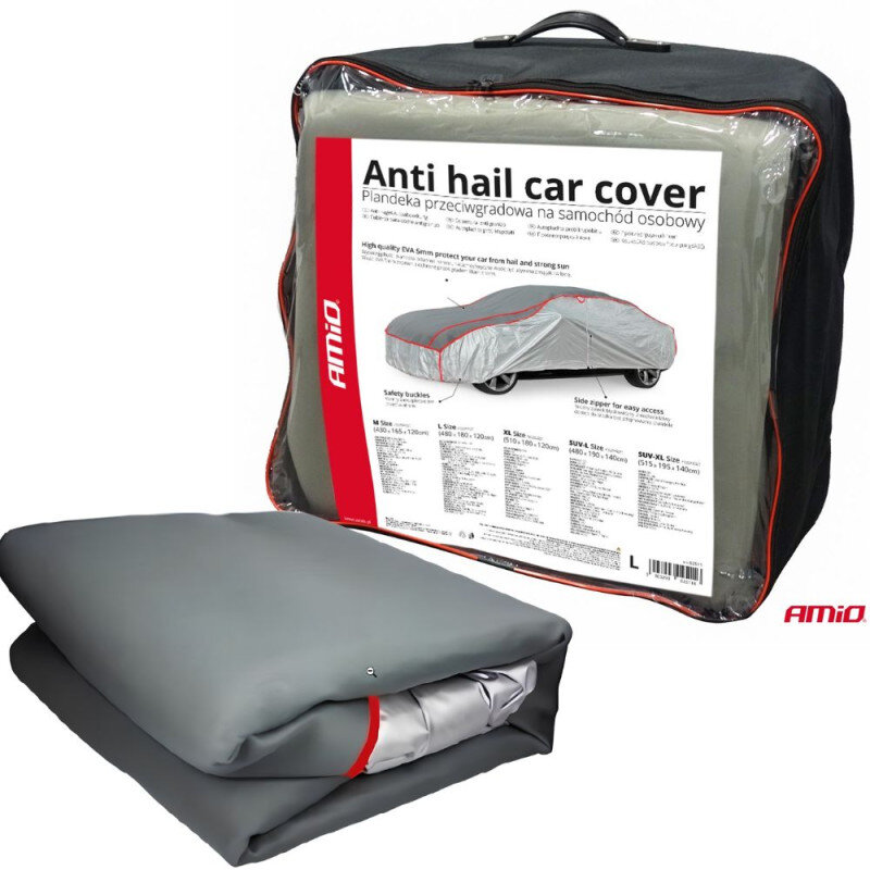 Na obrazie widoczny jest pokrowiec przeciwgradowy w szarej torbie z przezroczystym panelem, na którym znajduje się etykieta z napisem \'Anti hail car cover Plandeka przeciwgradowa na samochód osobowy\'. Obok torby leży złożony pokrowiec w kolorze szarym z czerwonymi akcentami.