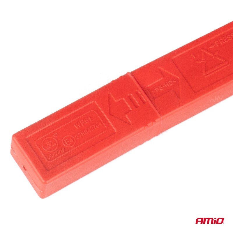 Czerwone etui z wytłoczonymi symbolami i napisami, w tym \'WF61\', \'2TR042764\', \'PE-HD\', oraz logo \'AMiO\' w rogu.