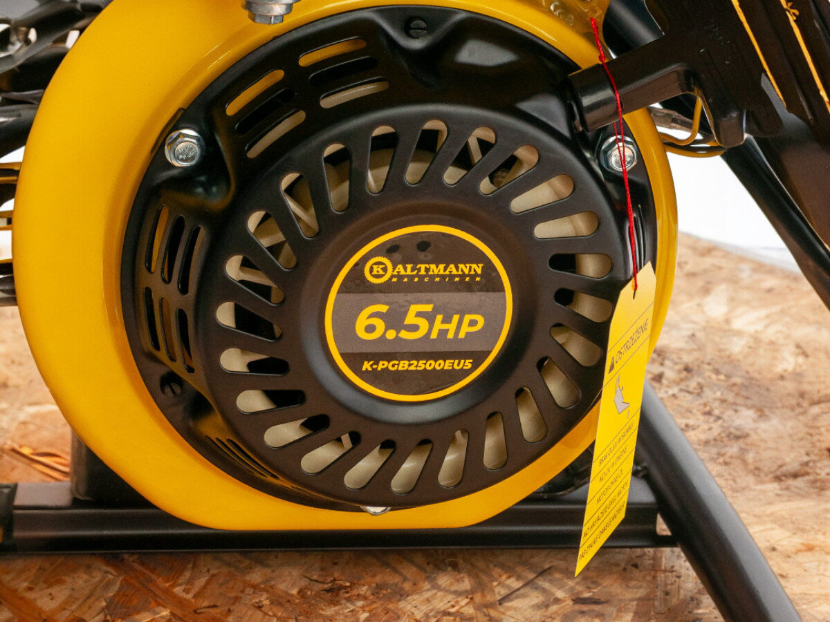 Zbliżenie na żółto-czarną obudowę agregatu prądotwórczego z widocznym napisem \'KALTMANN 6.5HP K-PGB2500EU5\'.