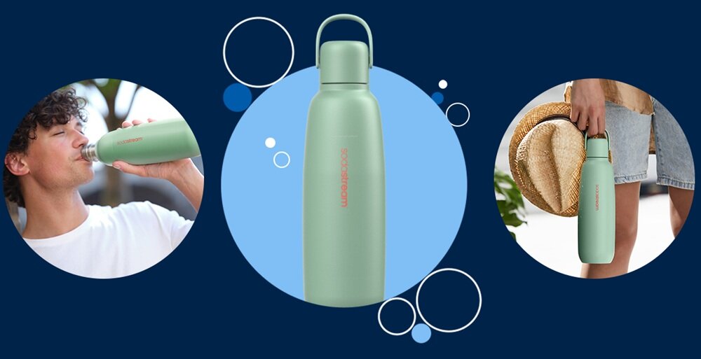 Obraz przedstawia miętową butelkę z napisem \'SODASTREAM\' na ciemnoniebieskim tle z okręgami. Po bokach widoczne są osoby trzymające butelkę.