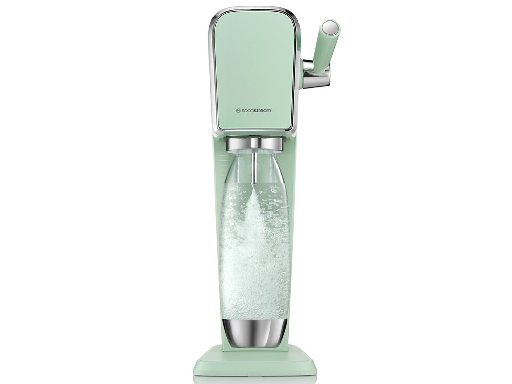 Miętowy saturator z przezroczystą butelką wypełnioną wodą gazowaną. Na urządzeniu widoczne jest logo \'sodastream\'.