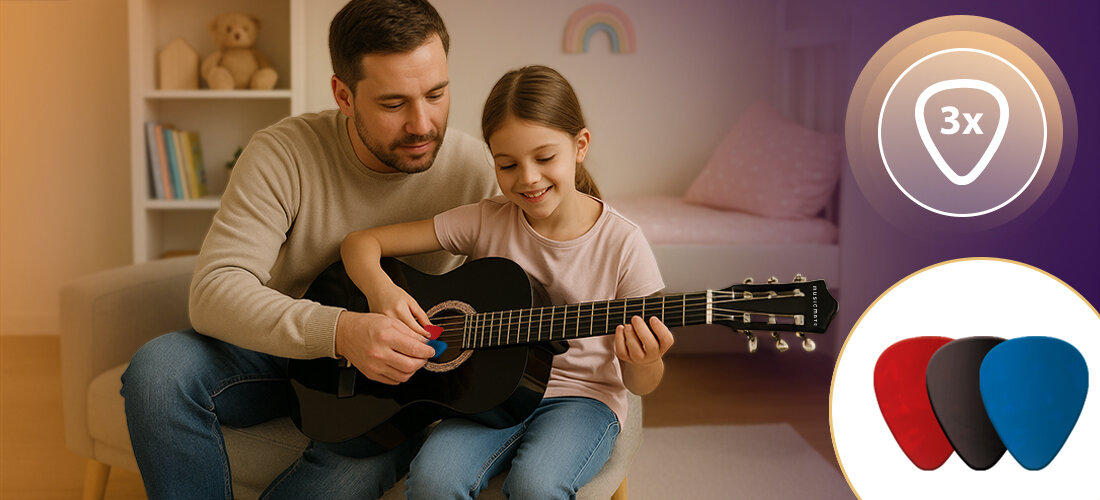 Osoba dorosła i dziecko siedzą razem, trzymając czarną gitarę klasyczną. Obok widoczne są trzy kostki gitarowe w kolorach czerwonym, czarnym i niebieskim oraz symbol \'3x\'.