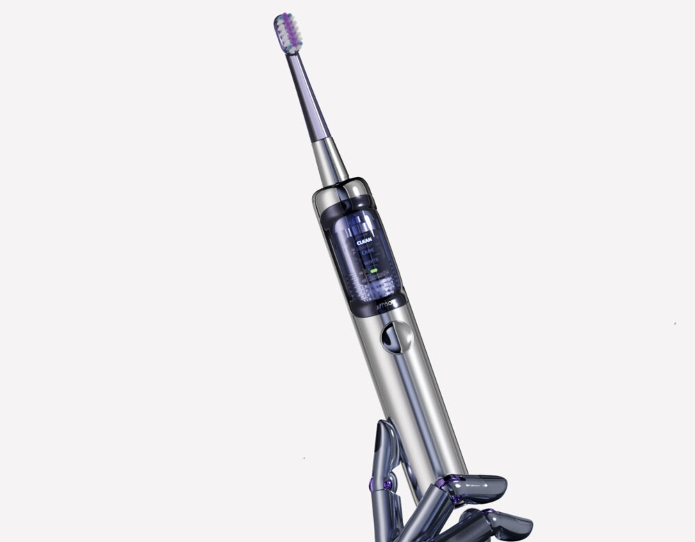 Szczoteczka soniczna w kolorze niebieskim z wyświetlaczem pokazującym napis \'CLEAN\'. Trzymana jest przez rękę o metalicznym wyglądzie.