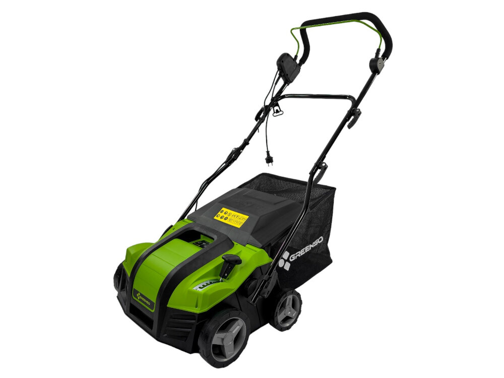 Zielony wertykulator elektryczny z czarnymi elementami, posiada cztery koła i uchwyt do prowadzenia. Na obudowie widoczne jest logo \'GREENSO\'.