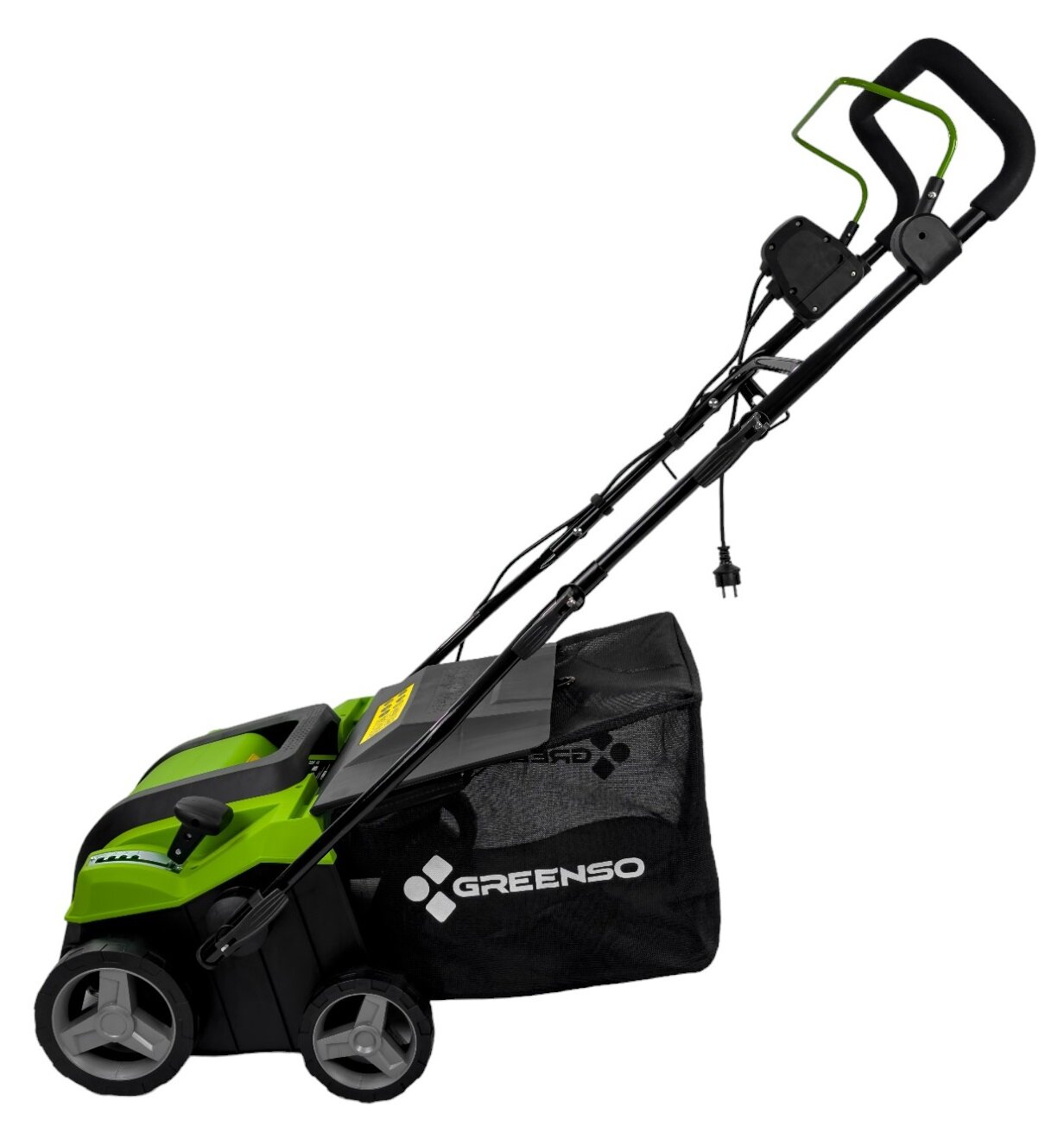 Na obrazie widoczny jest elektryczny wertykulator w kolorze zielono-czarnym z logo GREENSO na czarnej siatce zbierającej. Urządzenie posiada cztery koła i uchwyt z przewodem zasilającym.
