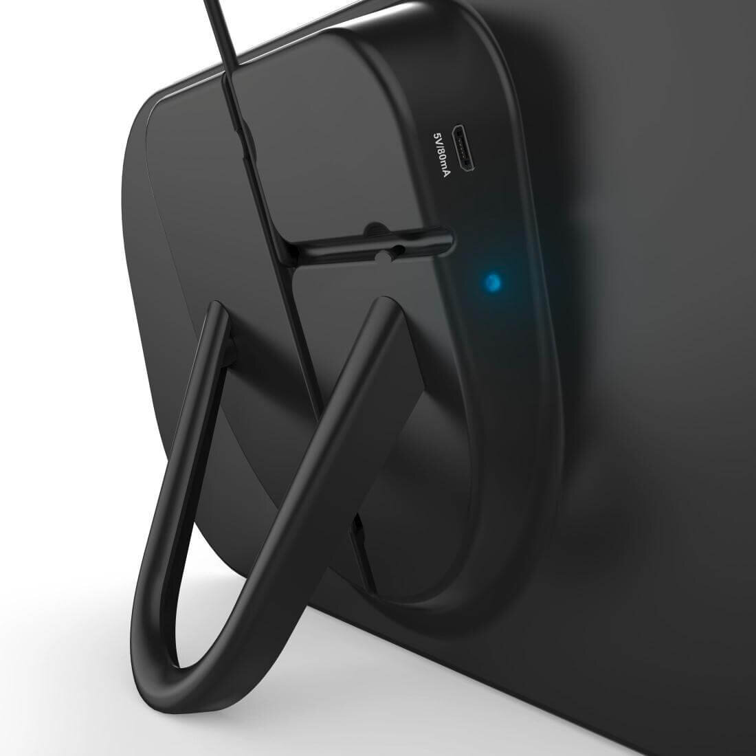 Czarna antena pokojowa z widocznym niebieskim wskaźnikiem świetlnym i napisem \'5V/Max 0.5A\'.