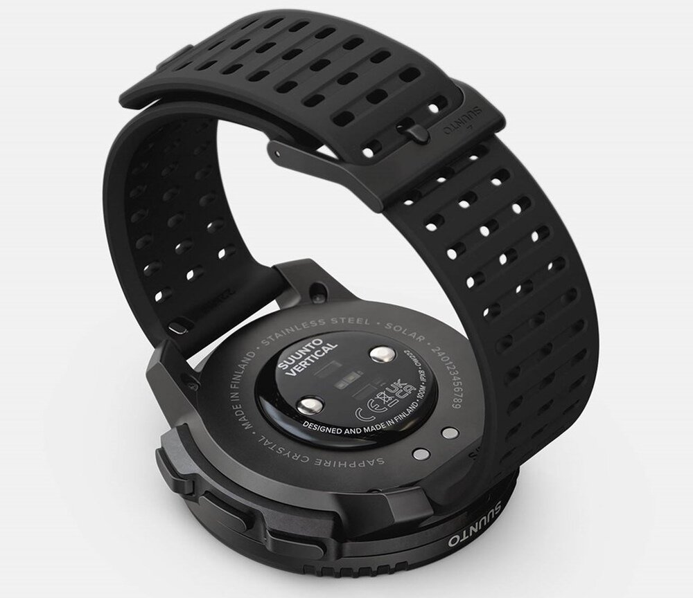 Czarny smartwatch z okrągłą tarczą i perforowanym paskiem. Na spodzie widoczny jest napis: \'SUUNTO VERTICAL, DESIGNED AND MADE IN FINLAND\'.