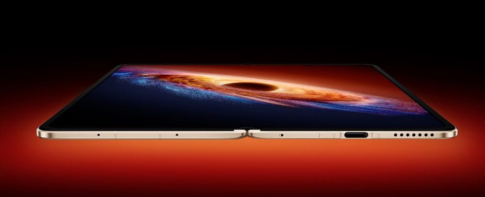 Obraz przedstawia rozłożony smartfon z dużym ekranem, na którym widoczna jest grafika przypominająca kosmiczny wir. Urządzenie ma cienką ramkę i porty na dolnej krawędzi.