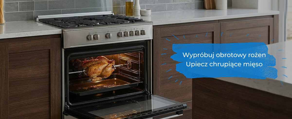 Kuchnia z otwartym piekarnikiem, w którym piecze się kurczak na rożnie. Obok widoczny jest napis: \'Wypróbuj obrotowy rożen Upiecz chrupiące mięso\'.
