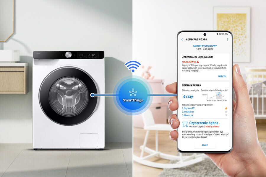 Obraz przedstawia pralkę z dużym okrągłym bębnem oraz smartfon z aplikacją SmartThings, pokazującą raport tygodniowy i dziennik prania. Na ekranie telefonu widoczny jest tekst: \'HOMECARE WIZARD\', \'RAPORT TYGODNIOWY\', \'ZARZĄDZANIE URZĄDZENIEM\', \'DZIENNIK PRANIA\', \'Czyszczenie bębna\'.