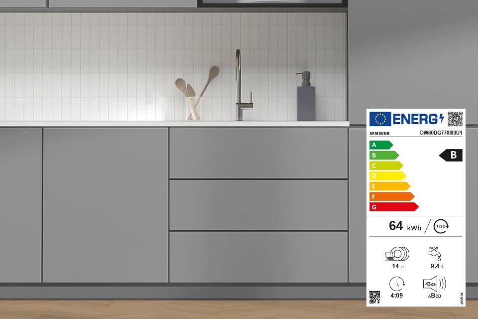 dw60dg770b00u1 klasa energetyczna b Szara kuchnia z zabudowaną zmywarką i etykietą energetyczną. Etykieta pokazuje klasę energetyczną B, zużycie 64 kWh, pojemność 14 kompletów naczyń i poziom hałasu 43 dB.