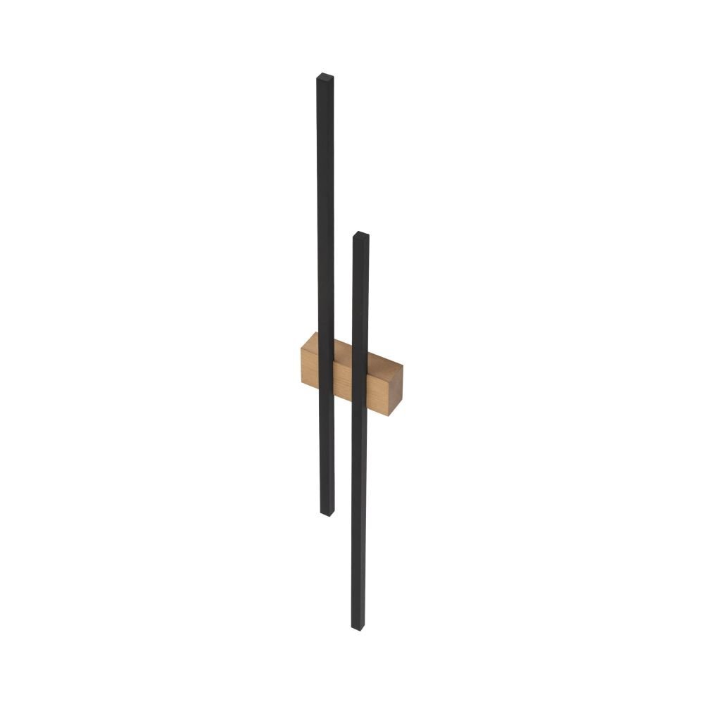 Na obrazie widoczny jest nowoczesny kinkiet ścienny z dwoma czarnymi, pionowymi prętami zamocowanymi na drewnianej podstawie. Kinkiet ma minimalistyczny design i jest wykonany z materiałów w kolorze czarnym i sosnowym.