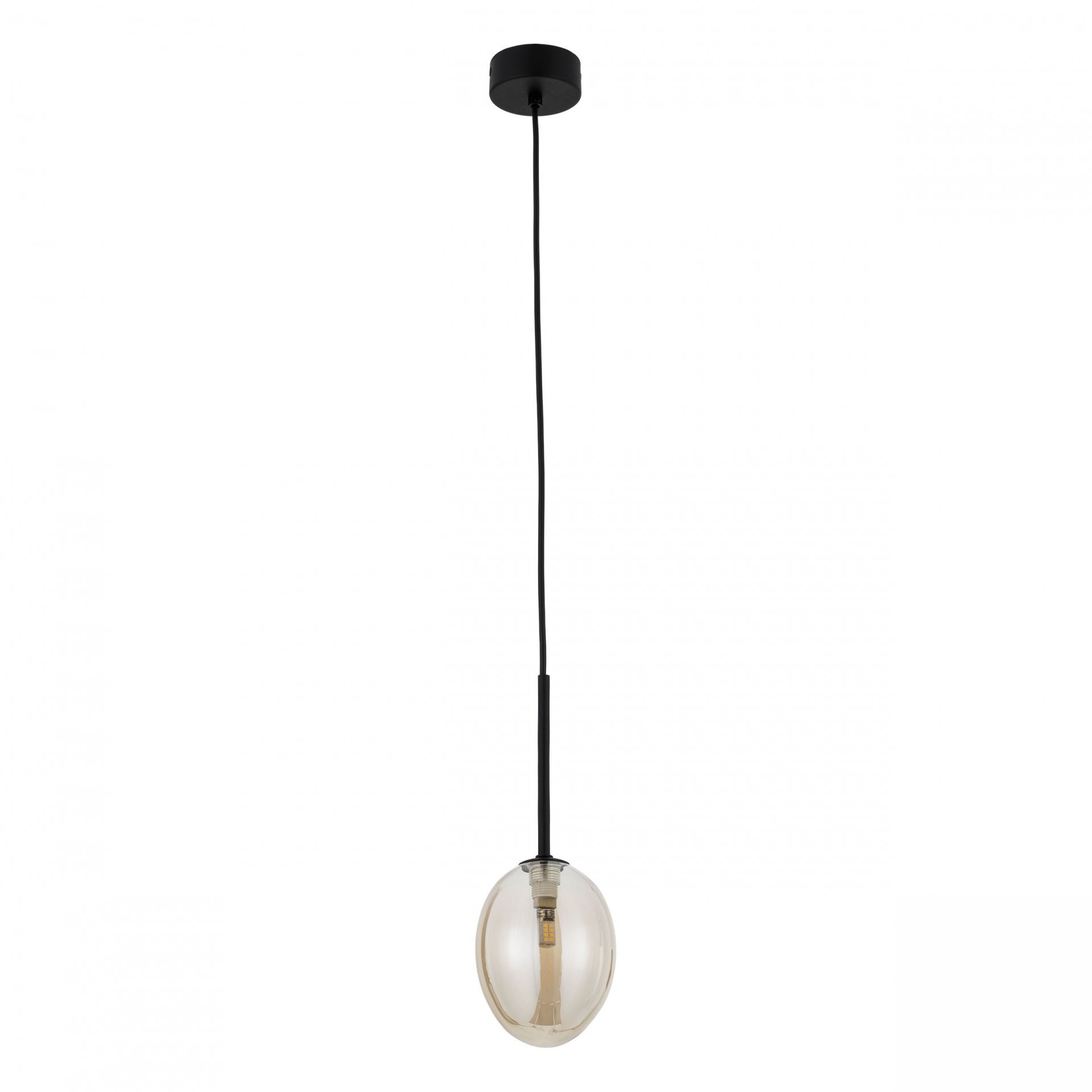 Lampa wisząca z czarnym przewodem i przezroczystym, owalnym kloszem w kolorze koniakowym. Klosz zawiera źródło światła typu LED.