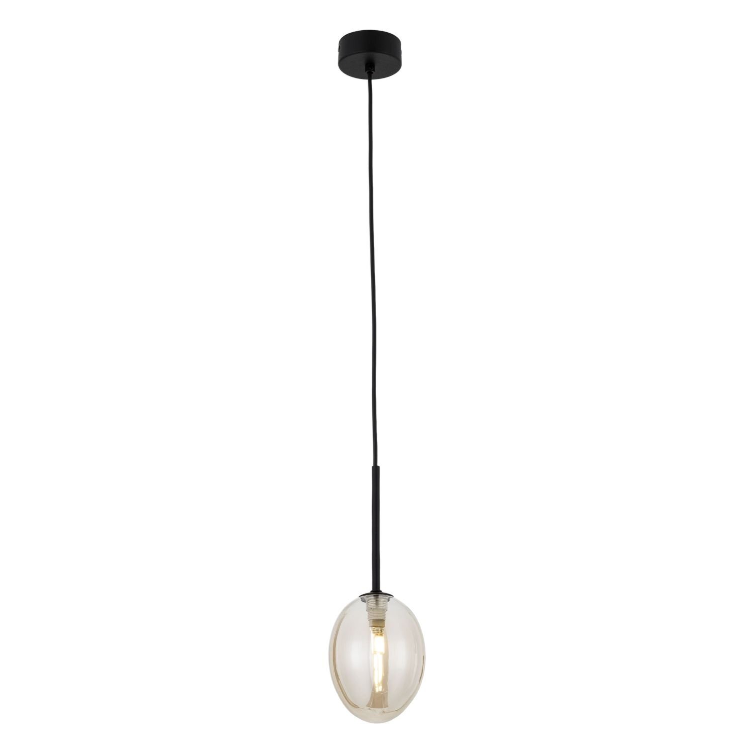 Lampa wisząca z czarnym przewodem i przezroczystym, owalnym kloszem w kolorze koniakowym. Klosz zawiera źródło światła typu LED.