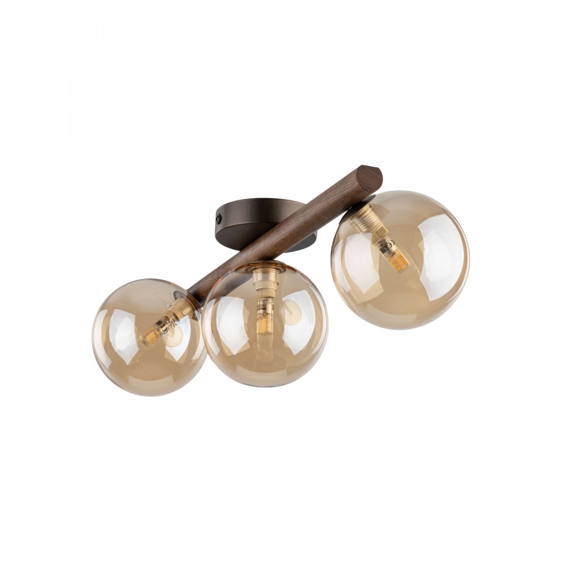 Lampa sufitowa z trzema bursztynowymi kloszami na drewnianej podstawie w kolorze brąz/orzech. Klosze mają kulisty kształt i są przymocowane do ciemnej, okrągłej podstawy sufitowej.