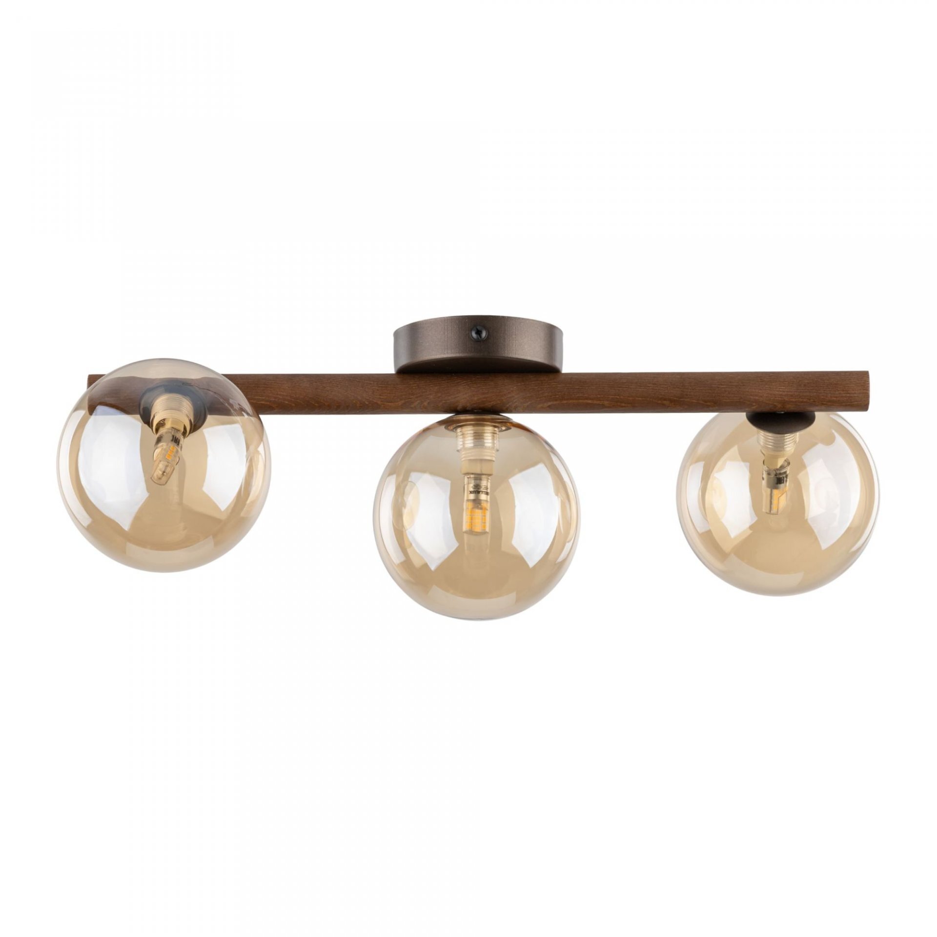 Lampa sufitowa z trzema bursztynowymi kloszami zamocowanymi na drewnianej belce w kolorze brąz/orzech. Klosze mają kulisty kształt i są przezroczyste, ukazując żarówki wewnątrz.