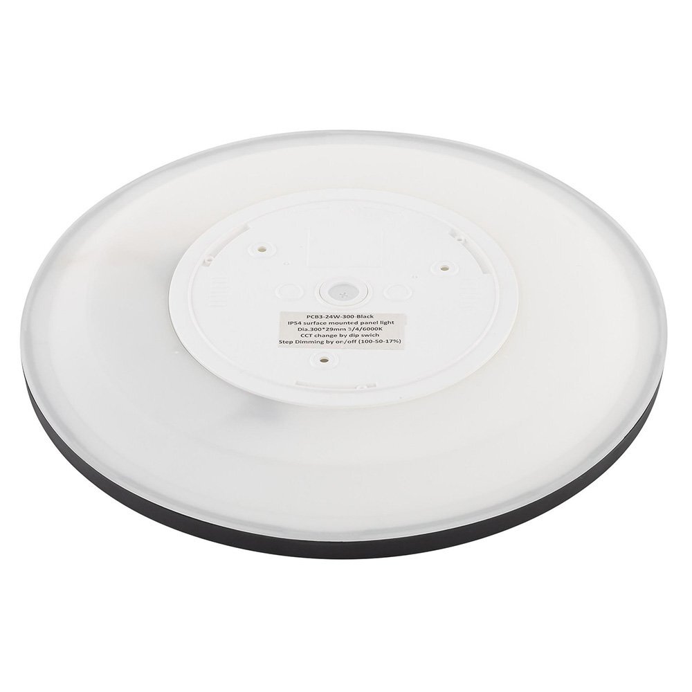 Okrągły plafon LED w kolorze czarnym z białą powierzchnią świetlną. Na środku znajduje się etykieta z tekstem: \'PCB: 24W-300 Black, IP54 indoor/outdoor light, DC: 220-240V 24/50/60Hz, CCT change by wall switch, Step Dimming by On/Off (100-50-17%)\'.