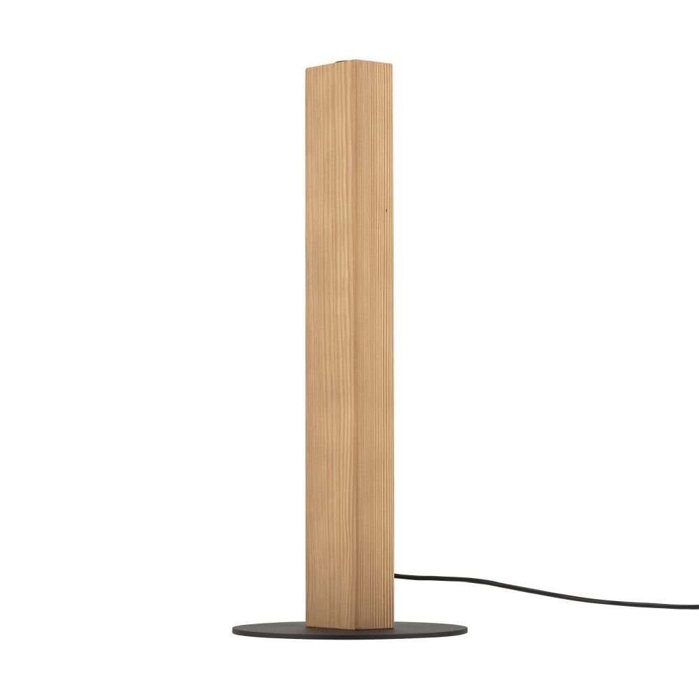 Lampa stołowa o prostokątnym kształcie z drewnianym wykończeniem, umieszczona na okrągłej, czarnej podstawie. Z lampy wychodzi czarny przewód zasilający.