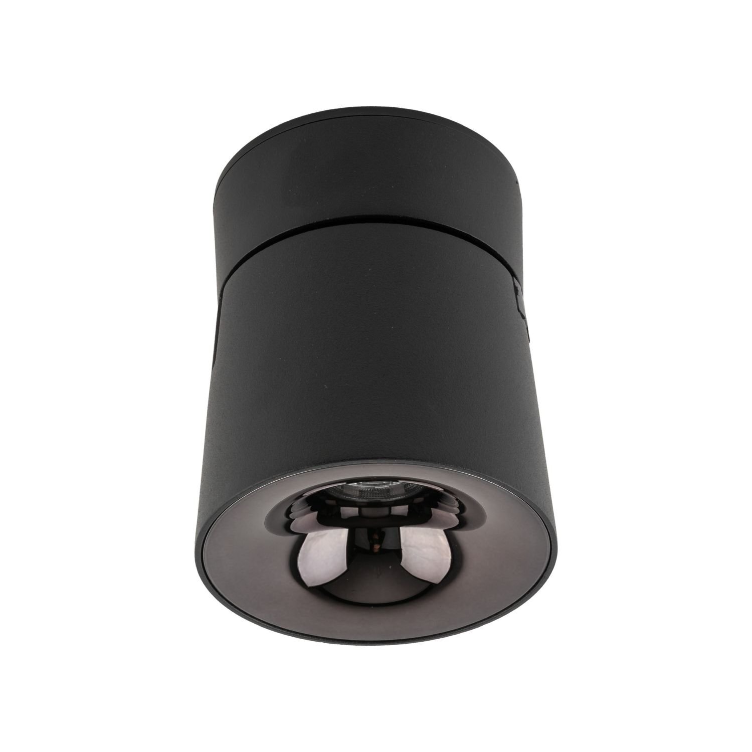 Czarna, cylindryczna lampa reflektorowa z widocznym wnętrzem, które zawiera elementy oświetleniowe. Powierzchnia lampy jest gładka i matowa.