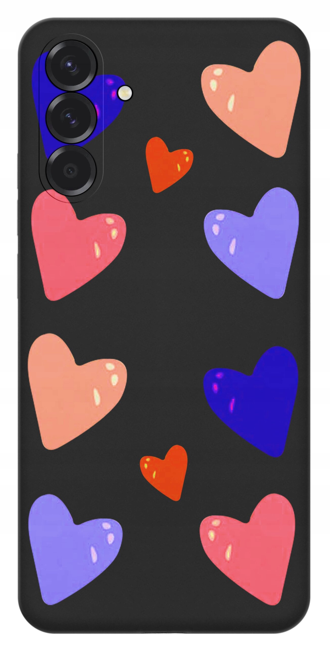 Czarne etui na telefon z kolorowymi sercami w odcieniach różu, fioletu i czerwieni. Widoczne są trzy otwory na aparaty fotograficzne.