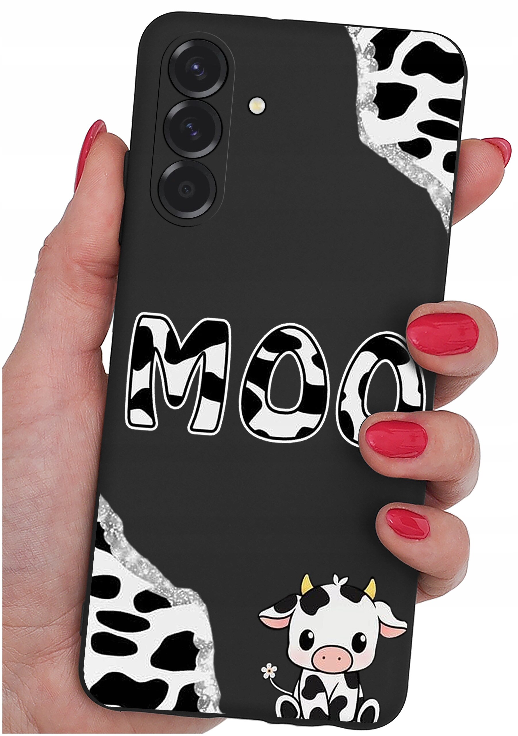 Czarne etui na telefon z napisem \'MOO\' w stylu przypominającym wzór krowy oraz grafiką małej krowy w dolnym rogu. Etui trzymane jest w dłoni z pomalowanymi na czerwono paznokciami.