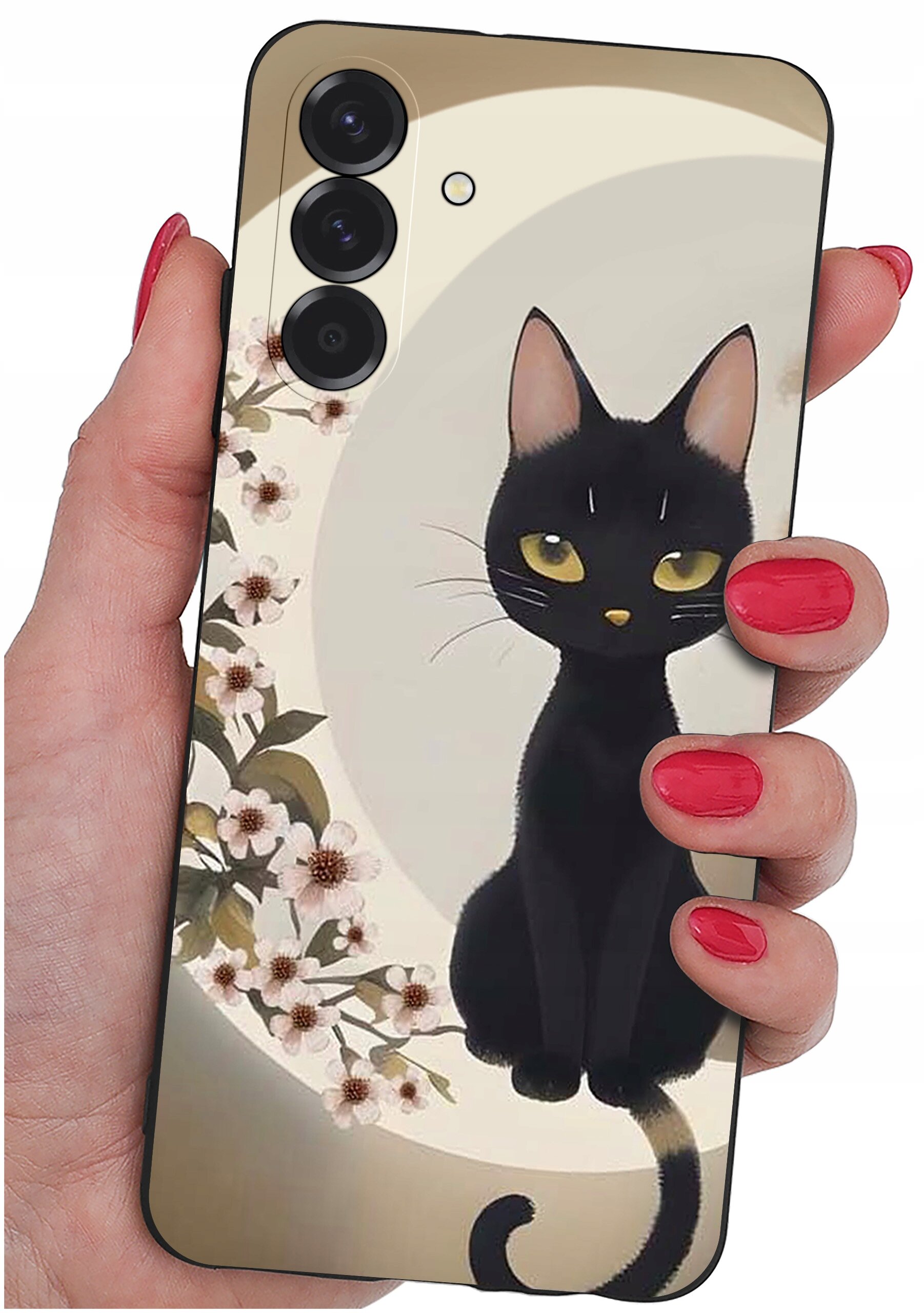 Etui na telefon z nadrukiem czarnego kota siedzącego na tle półksiężyca i kwiatów, trzymane w dłoni z pomalowanymi na czerwono paznokciami.