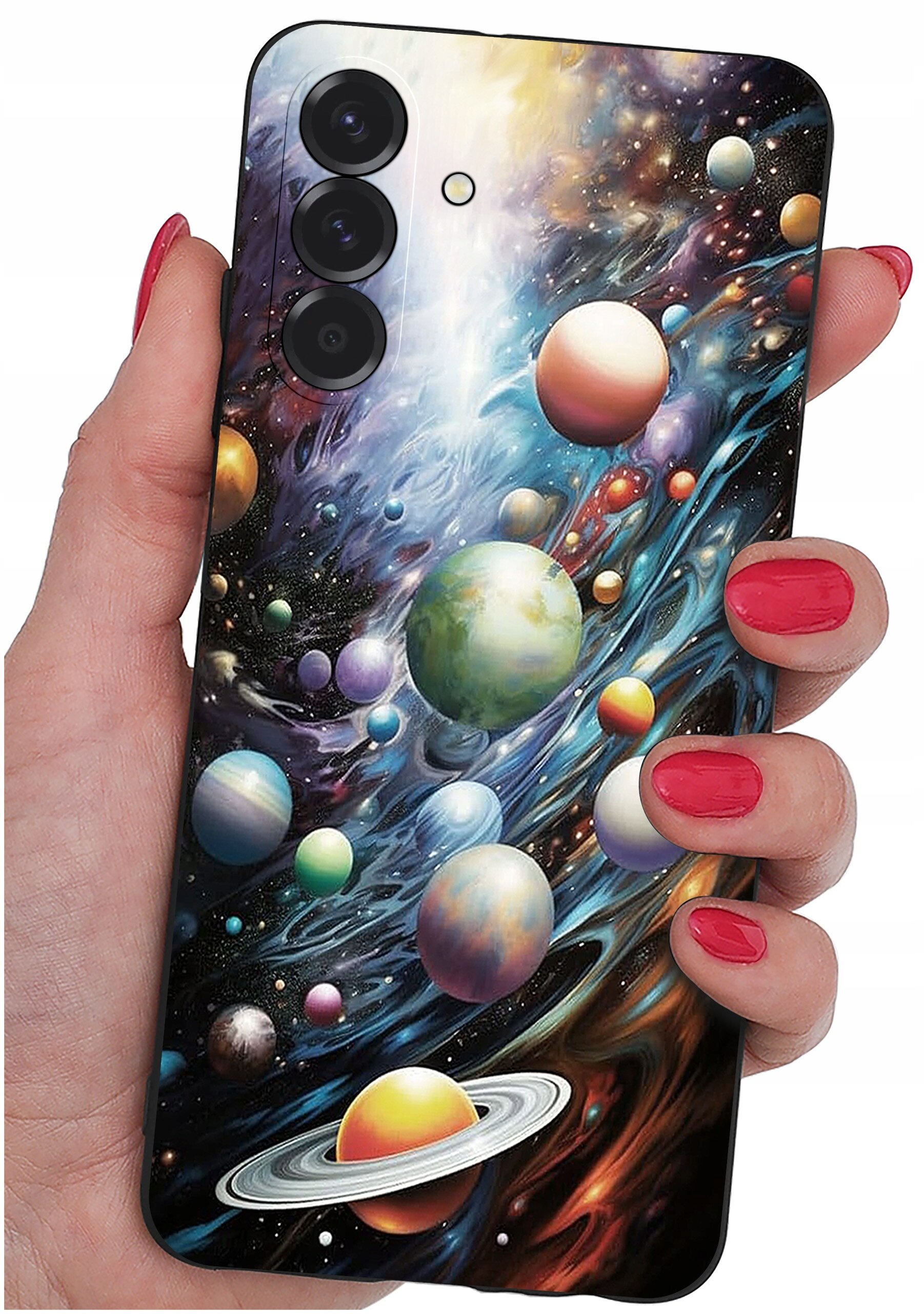 Etui na telefon z kolorowym wzorem przedstawiającym planety i kosmos, trzymane w dłoni z pomalowanymi na czerwono paznokciami. Widoczne są trzy obiektywy aparatu na górze etui.