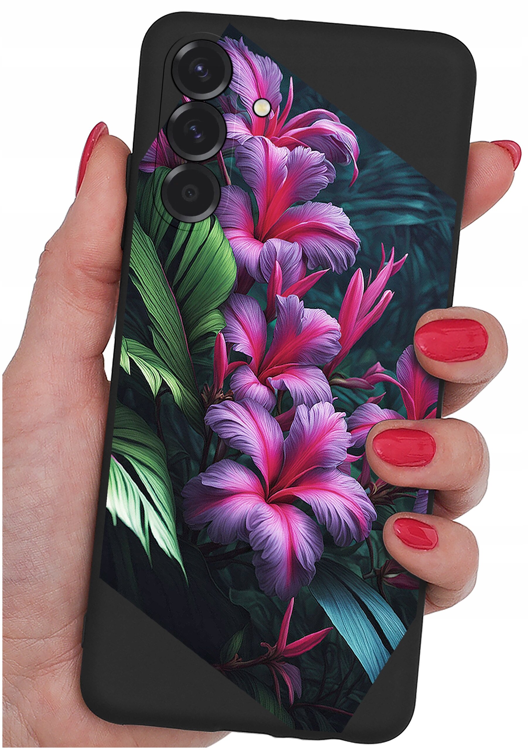 Osoba trzyma telefon z etui ozdobionym wzorem różowych kwiatów i zielonych liści. Etui jest silikonowe, matowe, z trzema widocznymi obiektywami aparatu.