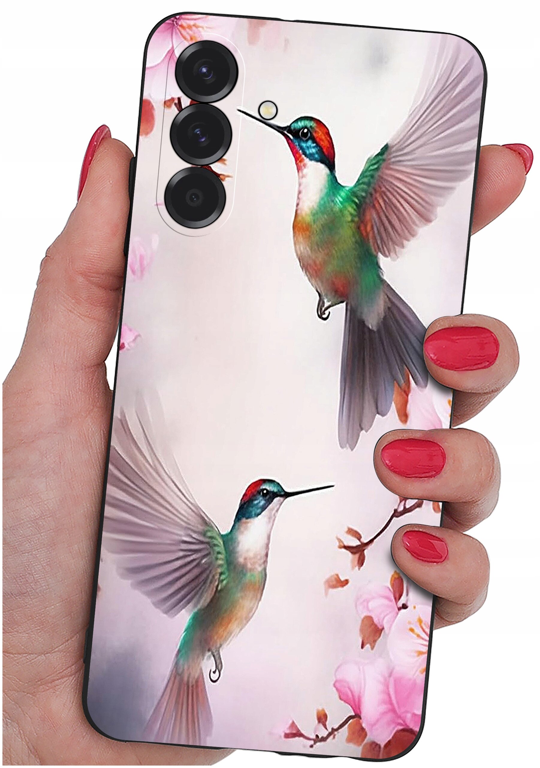 Etui na telefon z kolorowym wzorem przedstawiającym dwa kolibry w locie na tle kwiatów. Etui trzymane jest w dłoni z pomalowanymi na czerwono paznokciami.