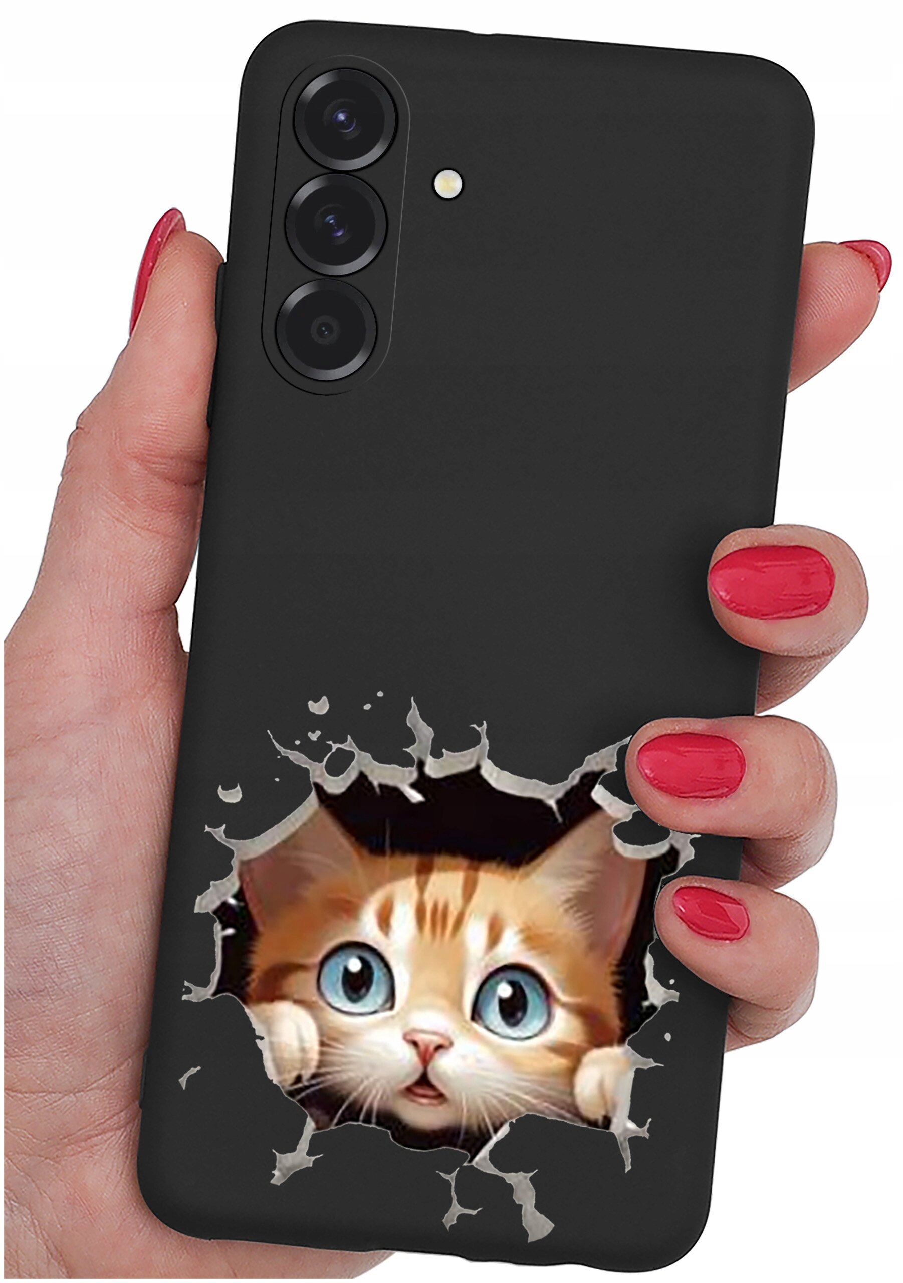 Czarne etui na telefon z nadrukiem kota wyglądającego przez dziurę. Etui trzymane jest w dłoni z pomalowanymi na czerwono paznokciami.