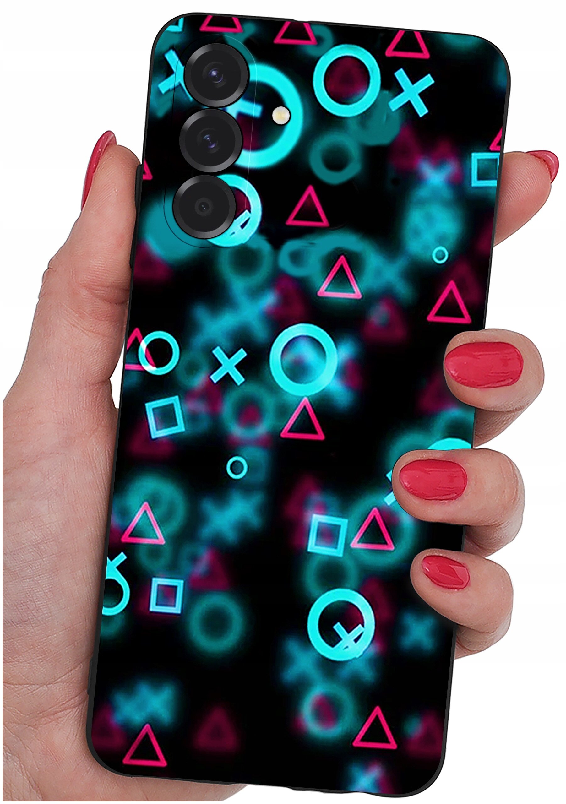 Etui na telefon z kolorowymi symbolami geometrycznymi na czarnym tle, trzymane w dłoni z pomalowanymi na czerwono paznokciami.