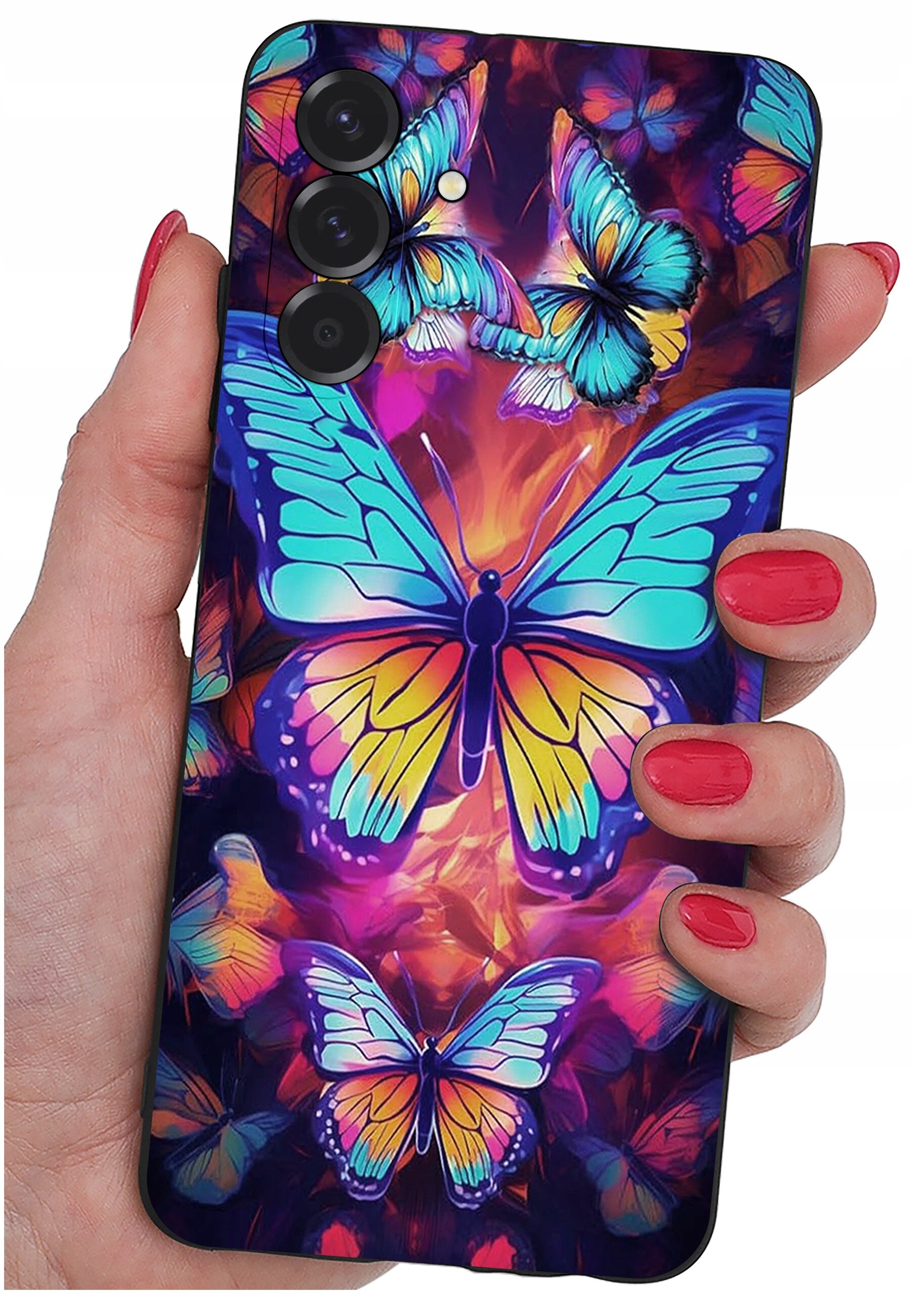 Etui na telefon z kolorowym wzorem motyli, trzymane w dłoni z pomalowanymi na czerwono paznokciami. Etui ma trzy otwory na aparaty fotograficzne.