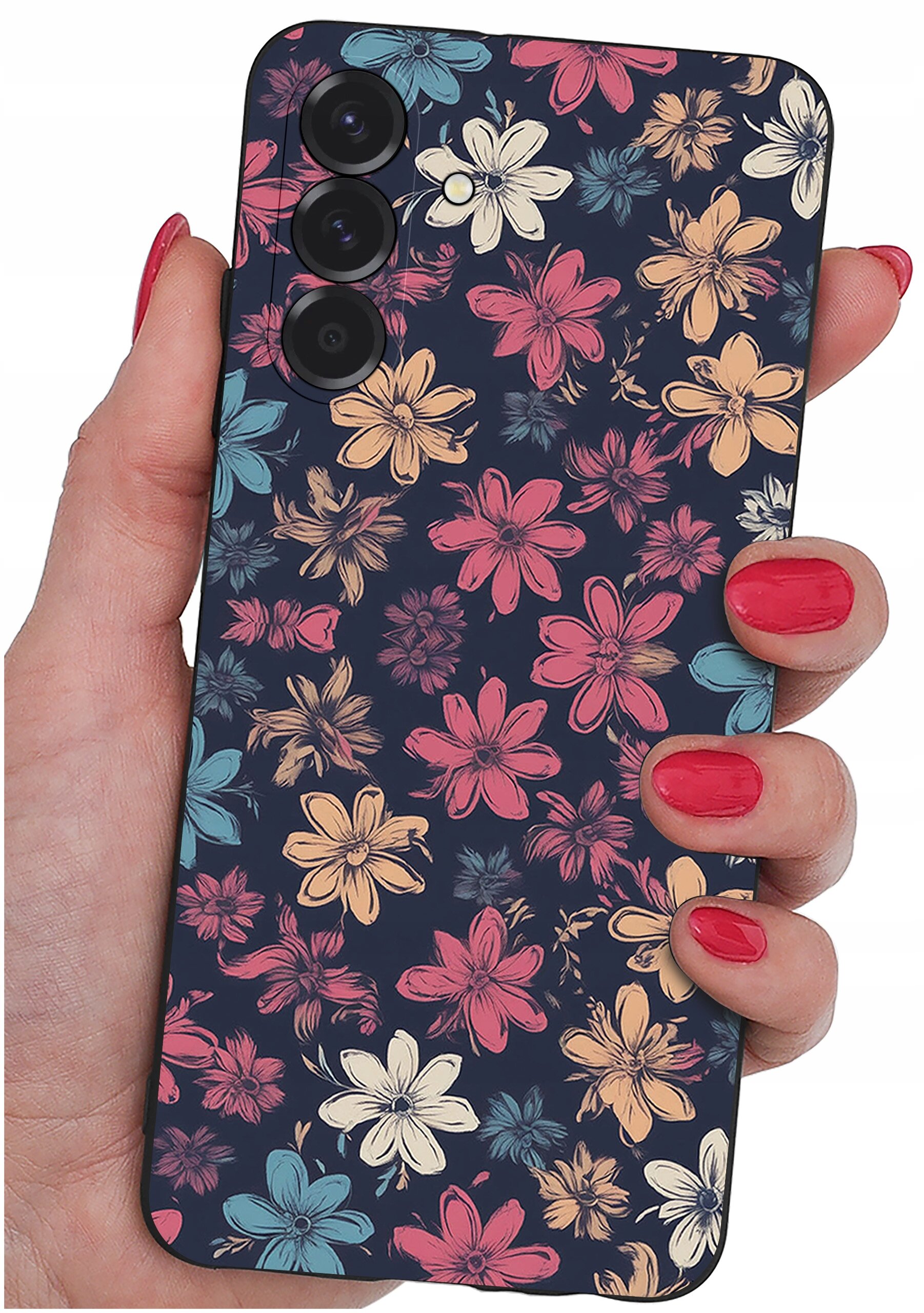 Etui na telefon z kolorowym wzorem kwiatowym, trzymane w dłoni z pomalowanymi na czerwono paznokciami. Etui ma trzy otwory na aparaty fotograficzne.