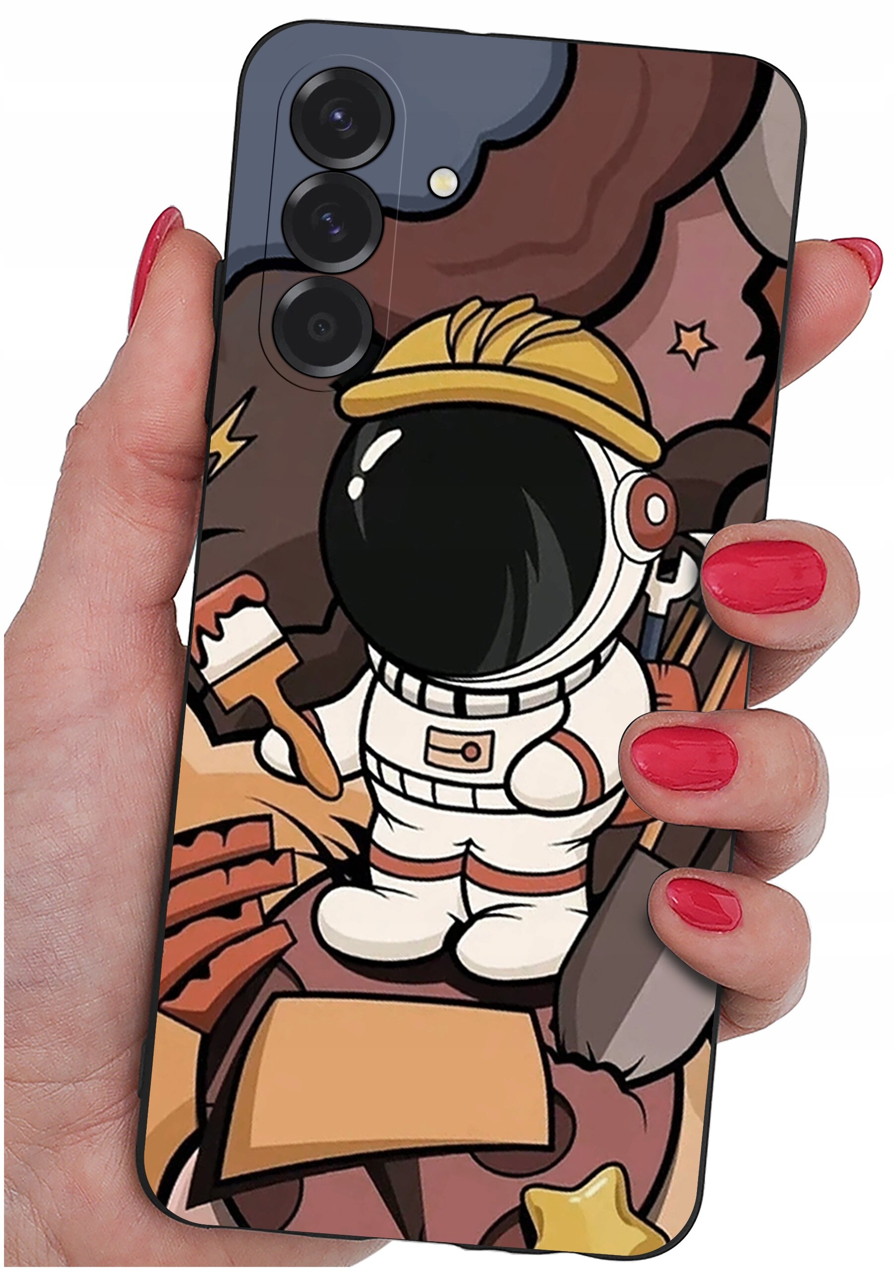 Etui na telefon z kolorowym wzorem przedstawiającym astronautę w kasku, trzymane w dłoni z pomalowanymi na czerwono paznokciami.