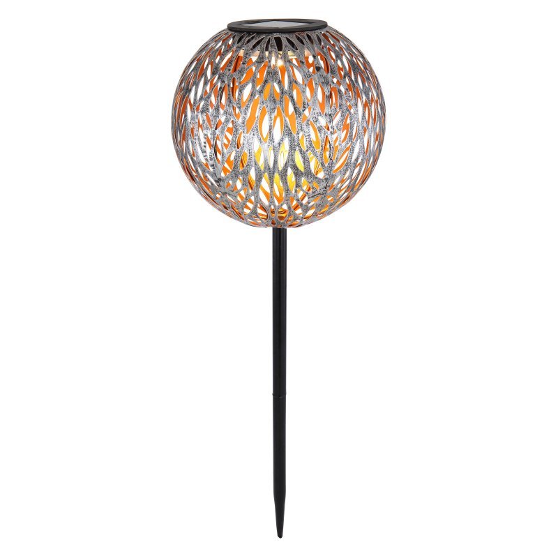 Lampa solarna LED z kulistym kloszem o ażurowym wzorze, zamontowana na czarnym, smukłym pręcie. Klosz ma metaliczny wygląd z widocznymi pomarańczowymi elementami wewnątrz.