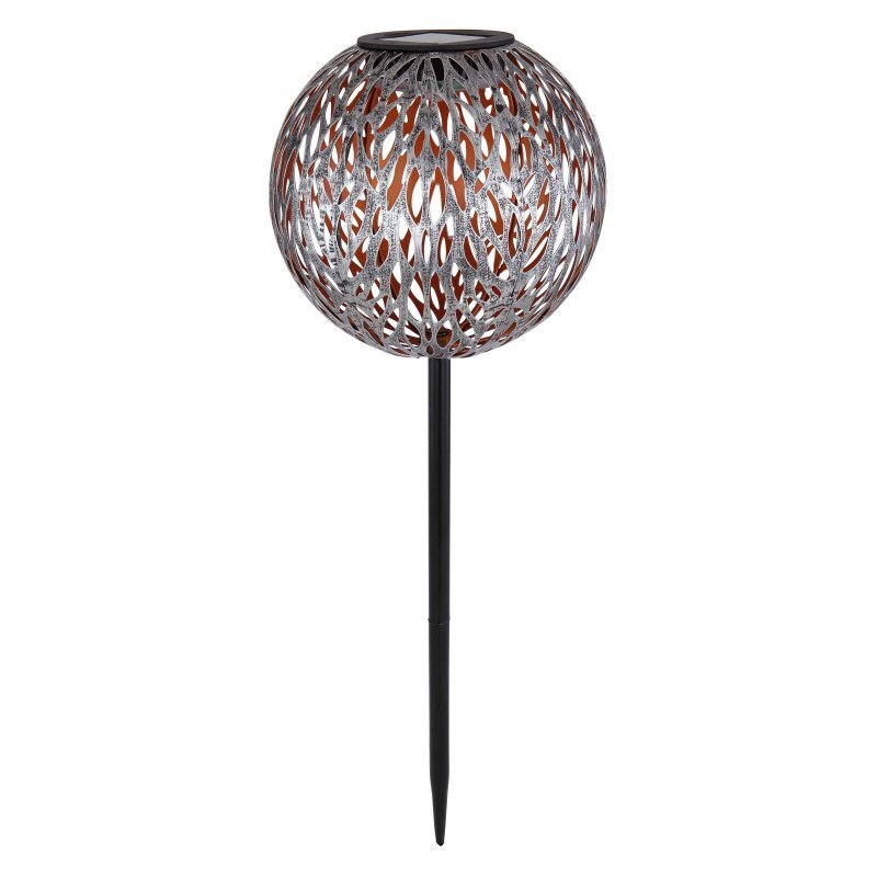 Lampa solarna LED z ażurowym kloszem w kształcie kuli, zamontowana na długim, czarnym pręcie. Klosz ma wzór z wycięciami, przez które prześwituje światło.