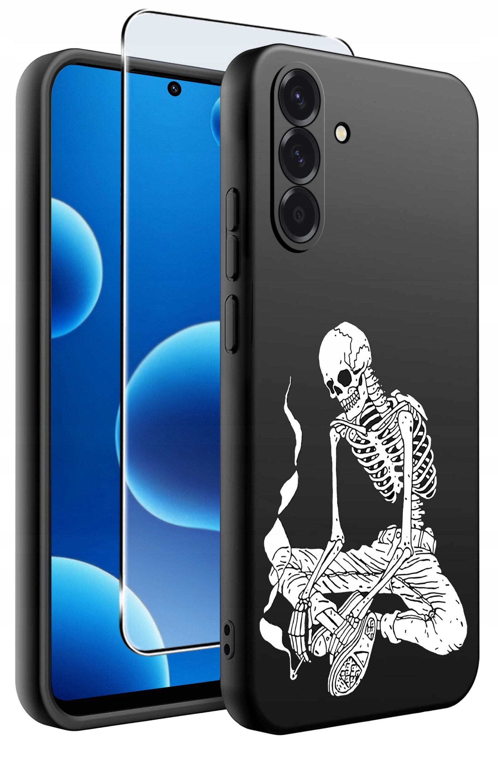 Czarne silikonowe etui na telefon z nadrukiem białego szkieletu siedzącego w pozycji medytacyjnej. Obok etui znajduje się szkło ochronne na ekran.