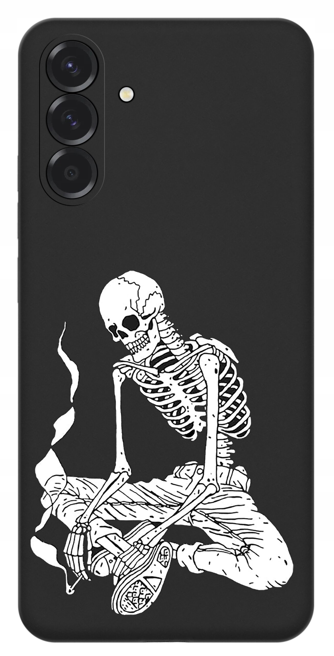 Czarne etui na telefon z nadrukiem białego szkieletu siedzącego w zrelaksowanej pozycji. Etui posiada wycięcia na trzy obiektywy aparatu i lampę błyskową.