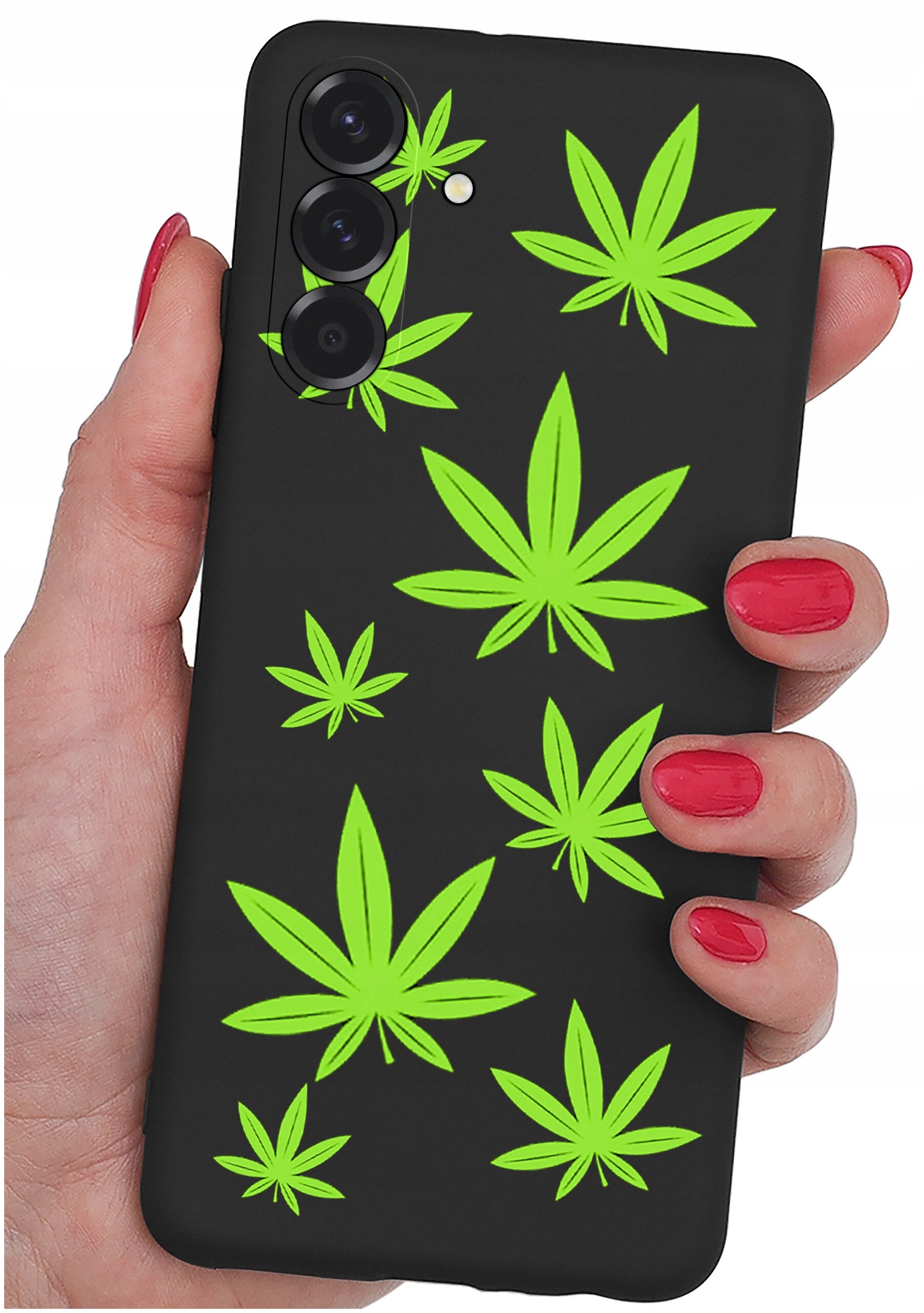 Czarne etui na telefon z zielonymi wzorami liści, trzymane w dłoni z czerwonymi paznokciami. Etui posiada wycięcia na trzy obiektywy aparatu i lampę błyskową.