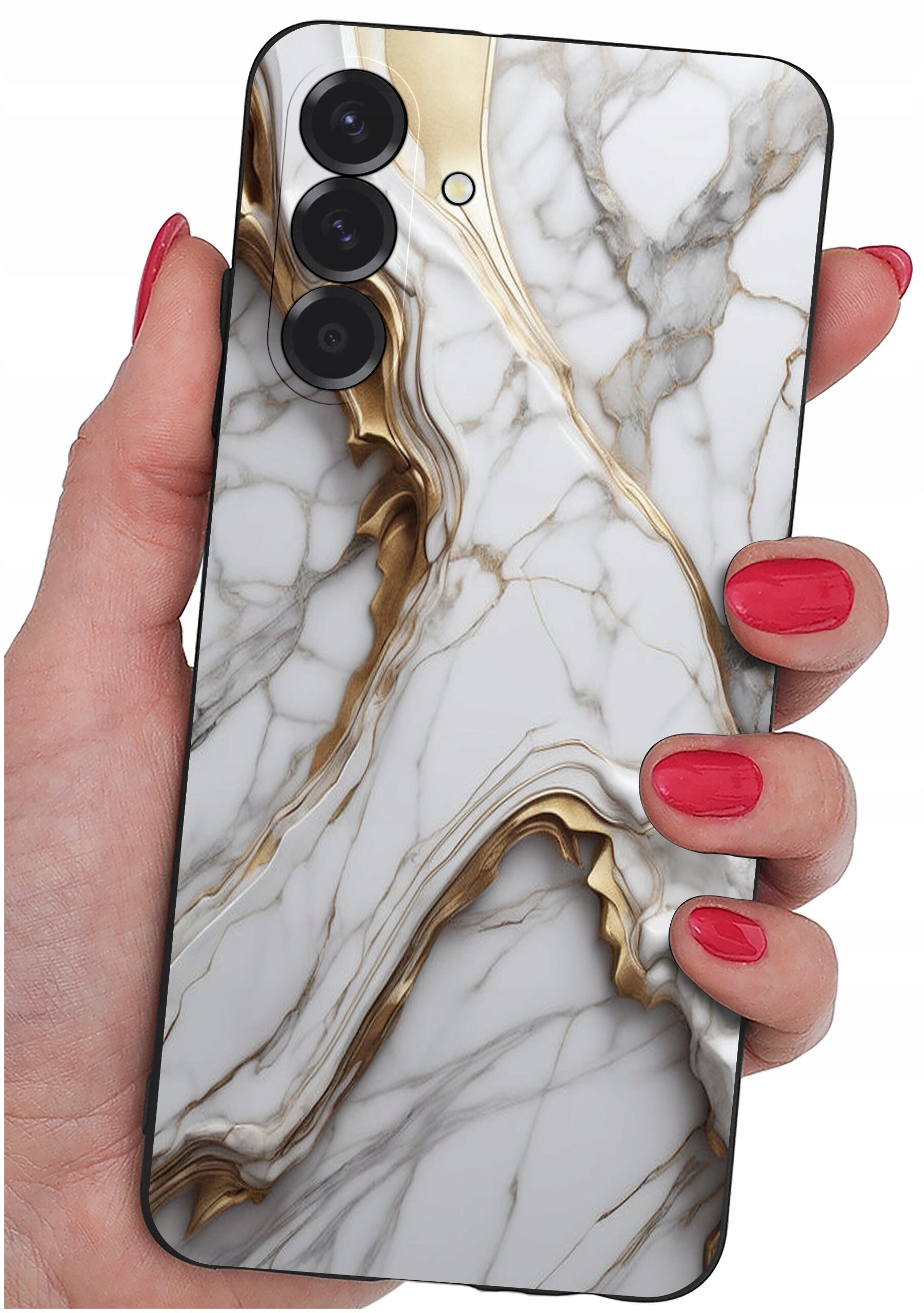 Osoba trzyma telefon z etui o wzorze przypominającym marmur z elementami złota. Etui ma trzy otwory na aparaty fotograficzne.