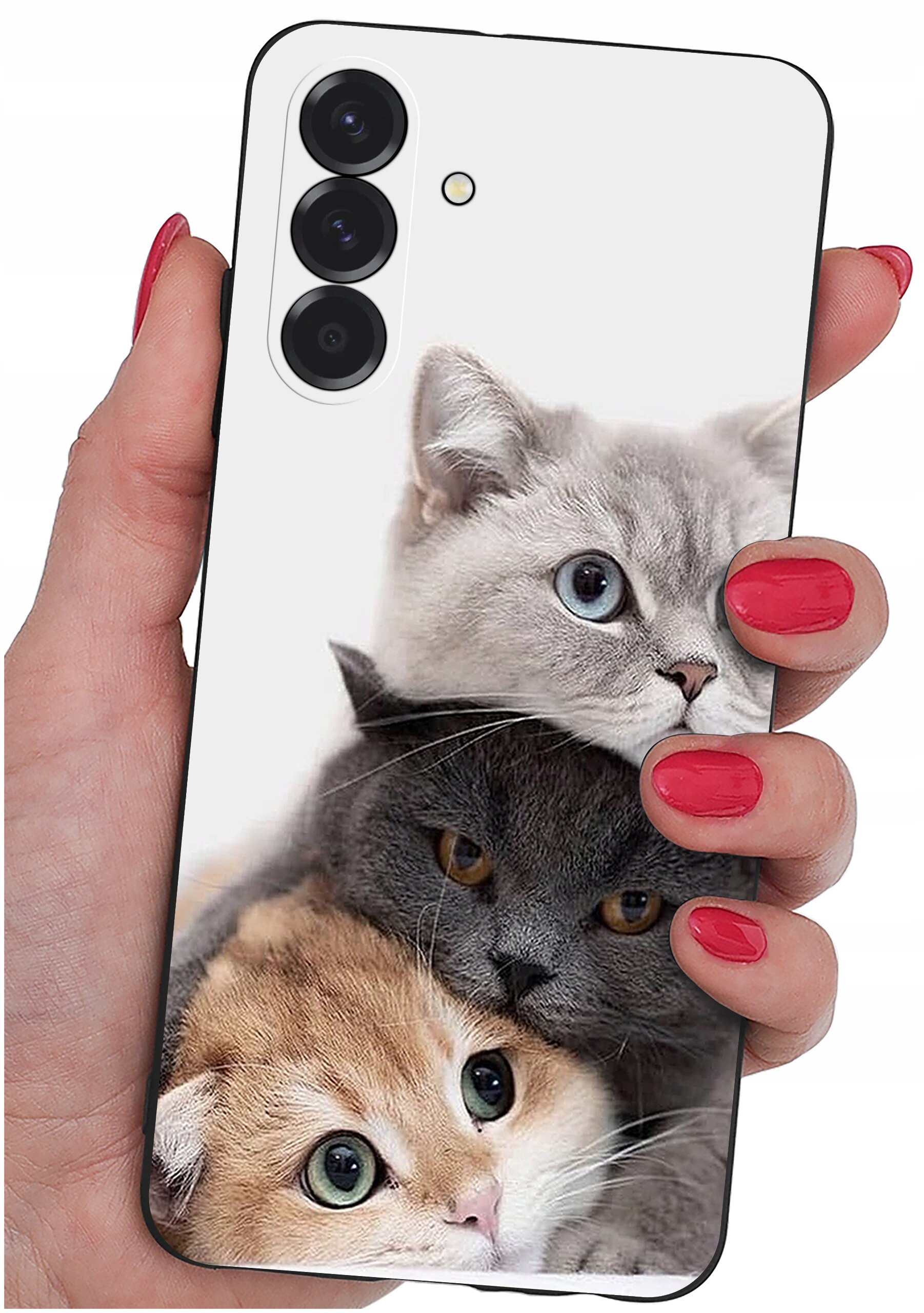 Etui na telefon z nadrukiem trzech kotów, trzymane w dłoni z pomalowanymi na czerwono paznokciami. Etui posiada trzy otwory na aparaty fotograficzne.